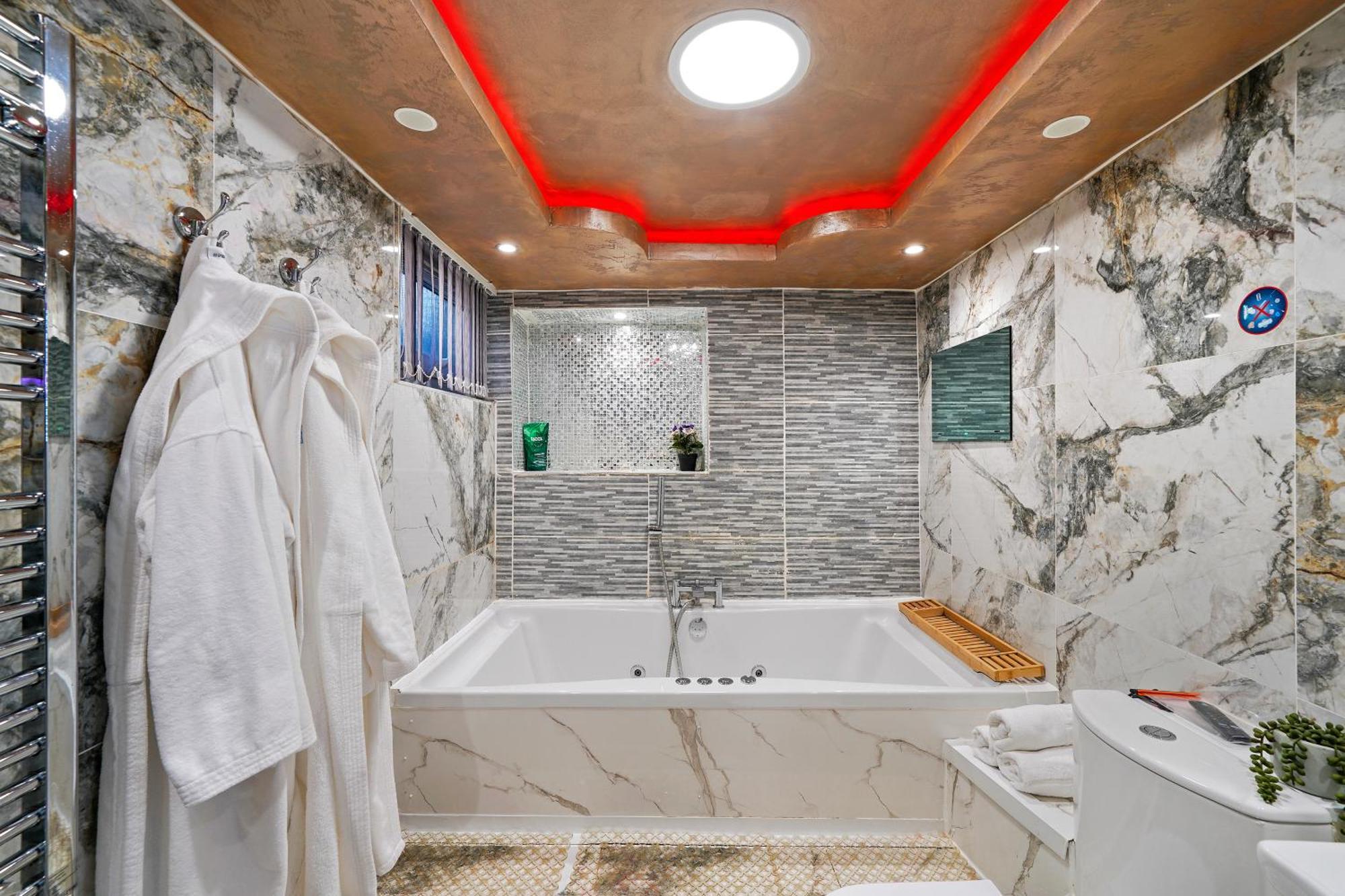 Appartement Hidden Gem Lt Jaccuzi Bath Massage Chair Superkingsize Bed Parking Available