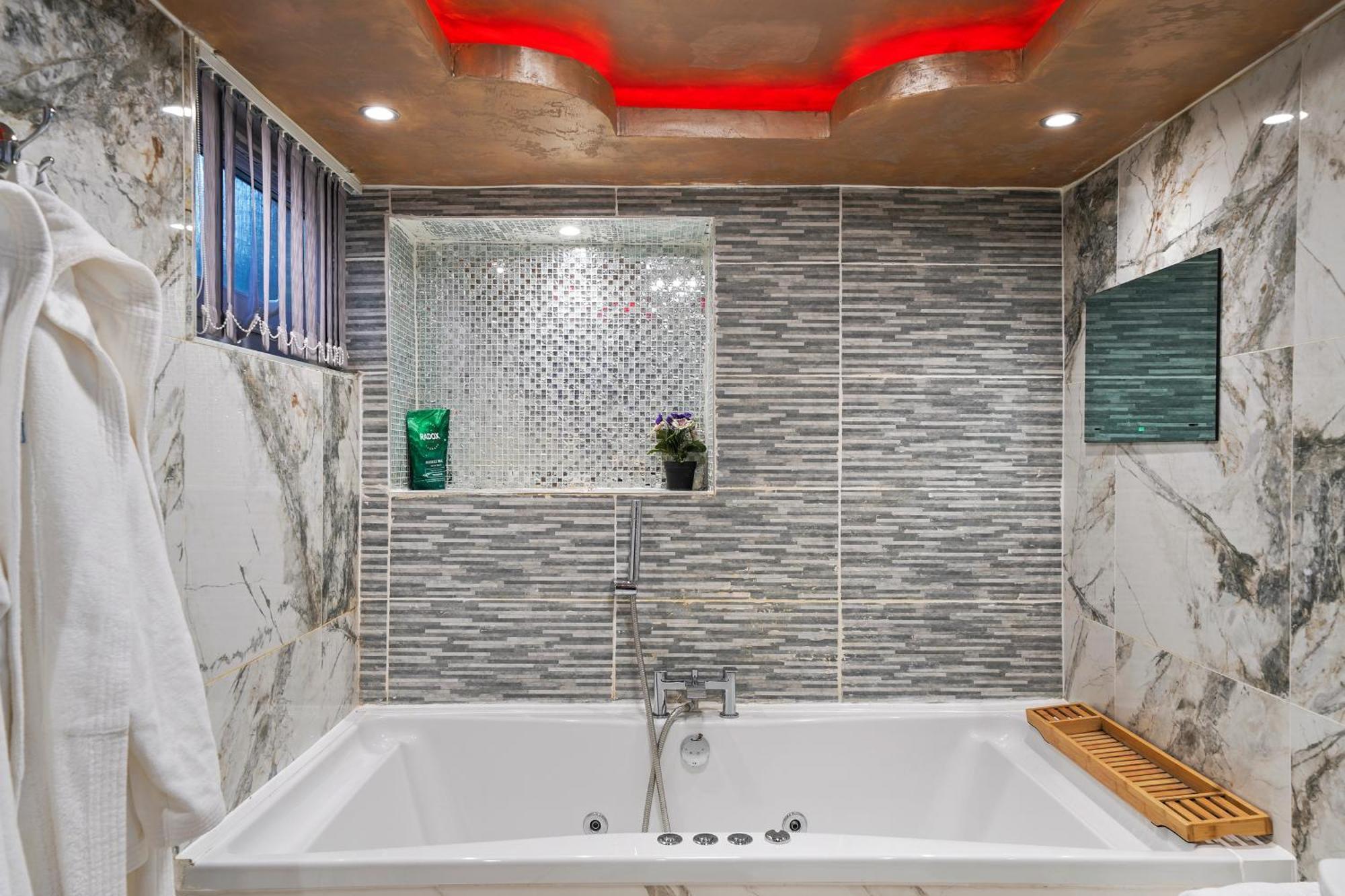 Hidden Gem Lt Jaccuzi Bath Massage Chair Superkingsize Bed Parking Available *