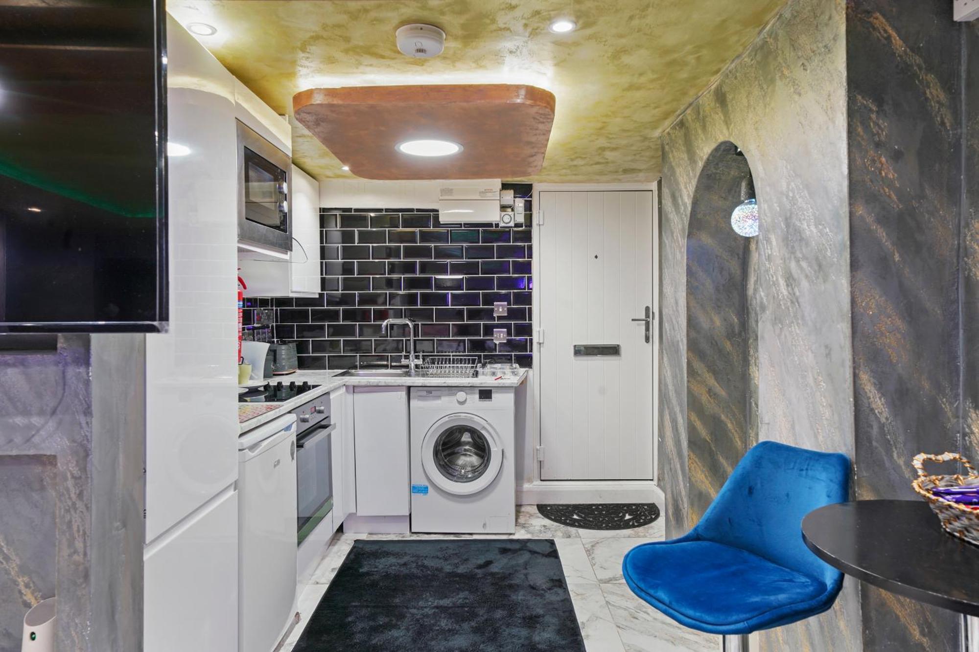 Hidden Gem Lt Jaccuzi Bath Massage Chair Superkingsize Bed Parking Available * Luton (Bedfordshire)