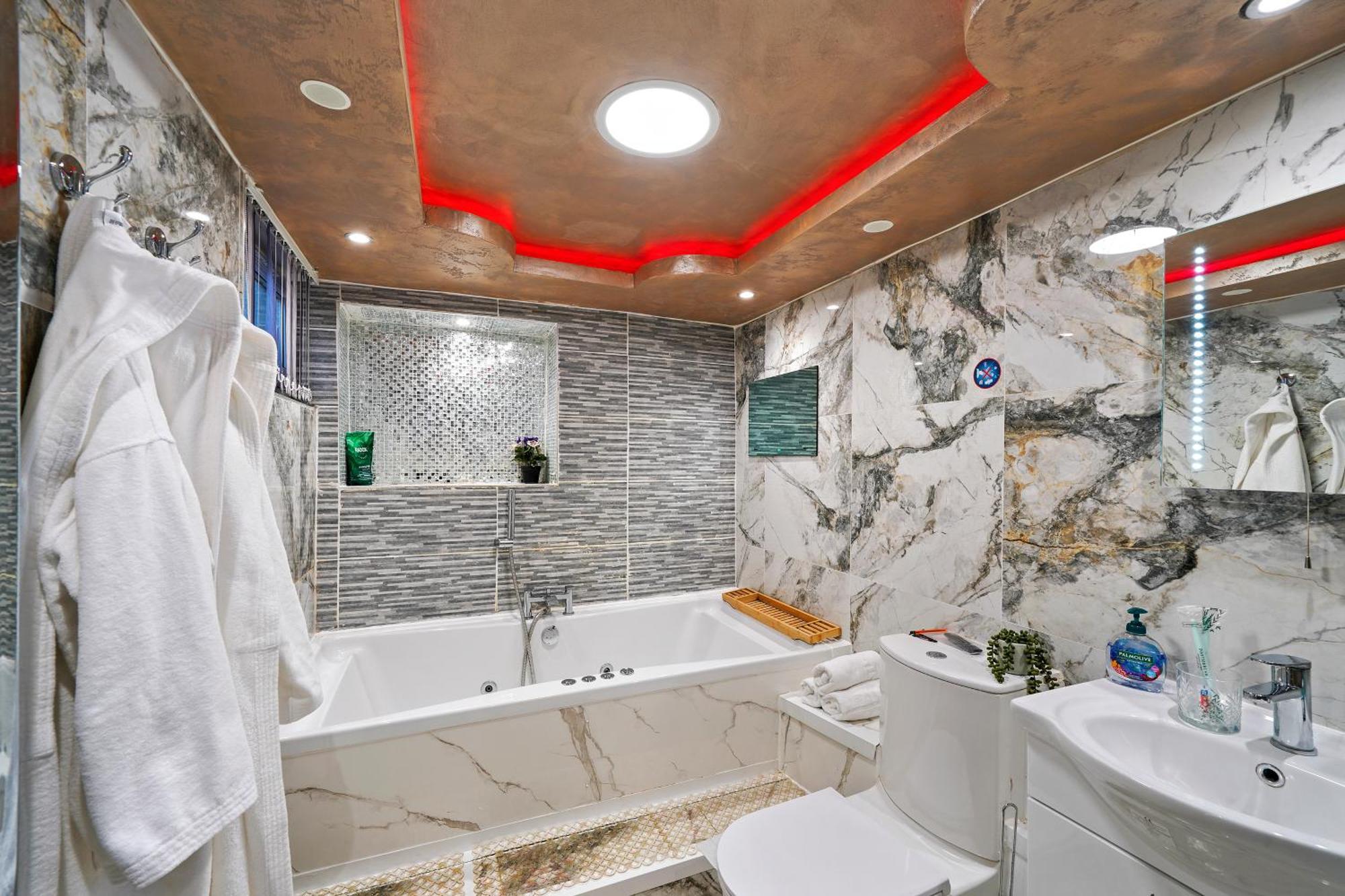 Apartment Hidden Gem Lt Jaccuzi Bath Massage Chair Superkingsize Bed Parking Available